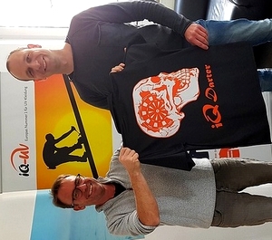 Das erste Shirt der iQ Darter im Jahr 2018 bei der Präsentation von Tobias Solger und Markus Courtial